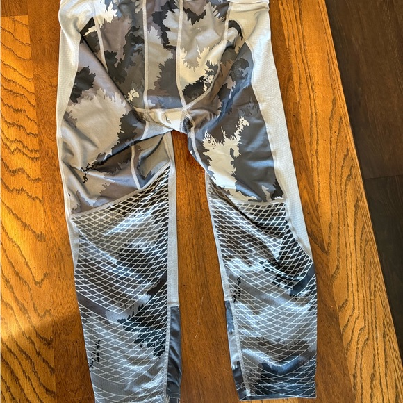 Nike Silver and Black Patterned Leggings - Picture 3 of 4